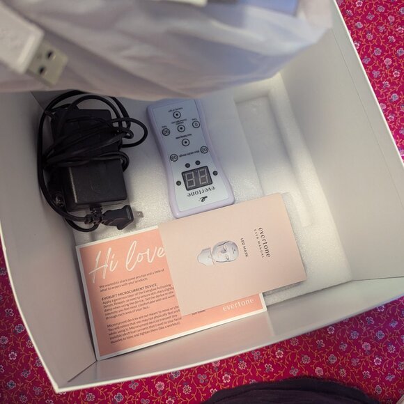 NWT Evertone OmniGlow Face Neck Mask 7 LED Colors Microcurrent Skin Rejuvenating - Picture 8 of 10